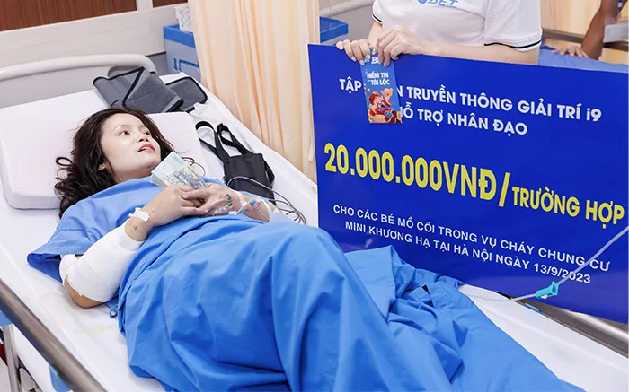 Một nhóm các chuyên gia đang làm việc cùng nhau trong môi trường hiện đại, thể hiện sự tận tâm và chuyên nghiệp trong việc phát triển nền tảng game nổ hũ uy tín.
